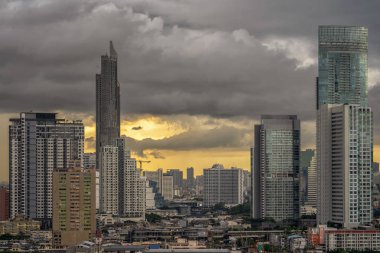 Bangkok cityscape fırtına günbatımı zaman gelirken bulut ile portre sahne zaman, Doğa ve şehir kavramı