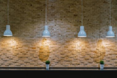 Işık kafe iç bar masa ahşap tarzı ile duvar yanında üzerinde mockup