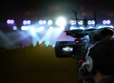 Video Kameraman, müzik fanatiklerinin siluetleriyle konser kalabalığını sahnenin önündeki songer 'ı ışık, müzik ve konser konseptiyle takip eden el hareketleriyle takip ediyor.