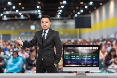 Ekran, Bitcoin Satım ekran bulanık fotoğraf katılan Sergi Merkezi, iş seminer kavramı üzerinden bilgi ticaret ticaret Cryptocurrency gösterilen ile bilgi veren işadamı