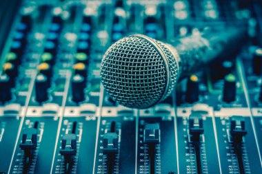 Closeup mikrofon ses mikseri, vintage film tarzı, müzik ekipman konsepti