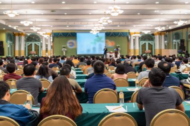 Hoparlörleri dinleme seyirci arkadan görünüş konferans salonu veya Seminer Toplantı, iş ve eğitim kavramı sahnede slaydı sunmak