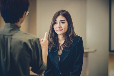 Modern ofiste yüzüne işaret ederek resmi takım elbiseli Asyalı genç iş kadını azarlayan Öfkeli patron Reaw görünümü, İş hata ve cezalandırmak kavramı