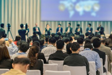 Sahnedeki konuşmacılar, konferans salonunda veya seminer toplantısında, yatırım konseptiyle ilgili iş ve eğitim alanlarında seyirci görüşü ile sahnede