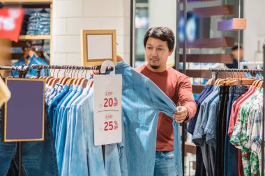 Giyim Mağazası, Alışveriş Merkezi, giysiler seçmek sakallı akıllı Asya adam beyaz kot gömlek, moda ve tüketim kavramı arıyorsunuz.