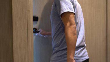 Hareket bulanık mahalline elini adam elektronik güvenlik anahtar kartı, tatil ve eğlence kavramı kullandıktan sonra otel odasına kapıyı aç