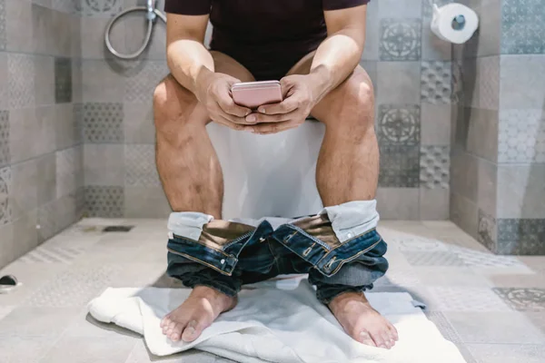 Άνθρωπος Χρησιμοποιώντας Έξυπνο Κινητό Τηλέφωνο Όταν Κάθεται Στη Λεκάνη Της — Φωτογραφία Αρχείου