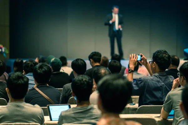 Närbild Vissa Deltagare Tar Fotot Presentationen Konferens Hall Eller Seminarium — Stockfoto