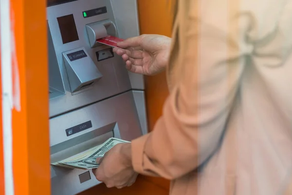 Kvinna Att Återkalla Kontanter Atm Bankomat Affärsidé — Stockfoto