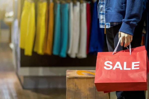 Parte Del Maniquí Masculino Vestido Con Ropa Casual Que Sostiene —  Fotos de Stock