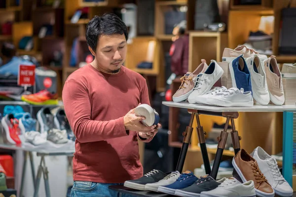 Inteligente Asiático Homem Com Barba Escolhendo Sapatos Moda Loja Departamento — Fotografia de Stock