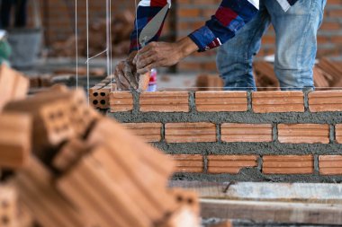Yeni sanayi sitesi tuğla döşeme Closeup el profesyonel inşaat işçisi. Sanayi ve duvar kavramı oluşturmak