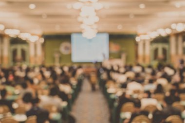 Konferans salonunun ya da seminer salonunun katılımcı arka planlı bulanık fotoğrafı