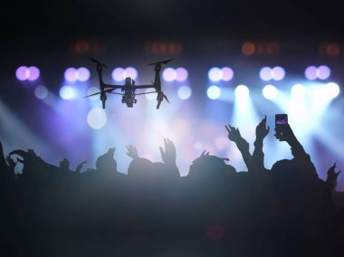 Sahne ile ön songer kadar takip siluetleri Haritayı el eylem ile müzik fanclub, kalabalıkta konser çekimi video için uçan uçak silueti closeup izleyin ışık