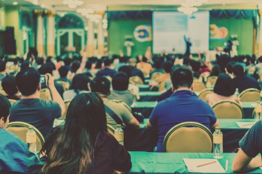 Hoparlörleri dinleme seyirci arkadan görünüş konferans salonu veya Seminer Toplantı, iş ve eğitim kavramı sahnede slaydı sunmak