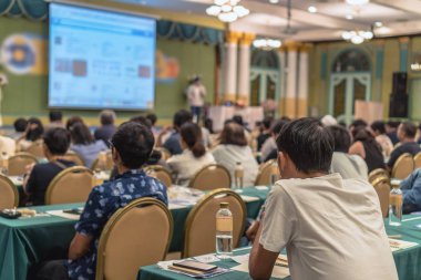 Hoparlörleri dinleme seyirci arkadan görünüş konferans salonu veya Seminer Toplantı, iş ve eğitim kavramı sahnede slaydı sunmak