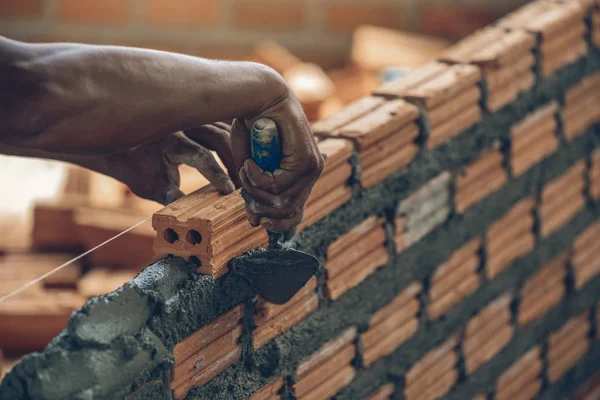 Primer Plano Trabajador Construcción Profesional Que Pone Ladrillos Nuevo Sitio — Foto de Stock