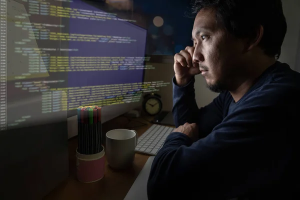 아시아 실업가 앉아서 열심히 장소에 심각한 컴퓨터의 홀로그램 기술에 코드를 — 스톡 사진
