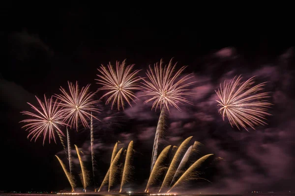 お祝いの概念 海に大きな船からはファンタスティックな多色花火パーティ — ストック写真