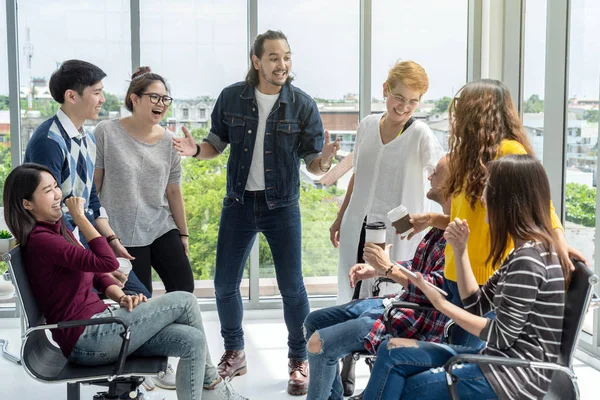 Grupo Personas Negocios Asiáticos Multiétnicos Con Traje Casual Hablando Lluvia — Foto de Stock