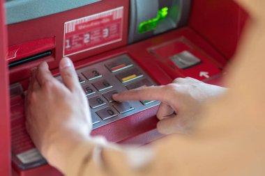 Tuşuna basarak ve nakit çekme Atm iş otomatik vezne makinesi kavramı gizli kodu gizli el kadar kapatın