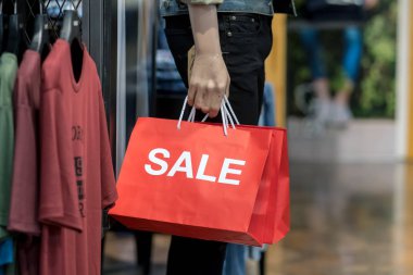 Erkek manken alışveriş, iş moda ve reklam kavramı için alışveriş mağazası satış kağıt alışveriş çantası holding rahat kıyafetler giymiş bir parçası