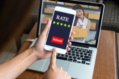 El show Oranı basarak genç sahibi iş kadını arama ve ofis ekipmanları, girişimci iş konsepti ile ürün siparişi yazma üzerinde beş yıldızlı düğme ile gönderin