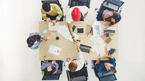 Vista Superior Dos Gerente Compañía Apretón Manos Cuando Mujer Asiática — Foto de Stock