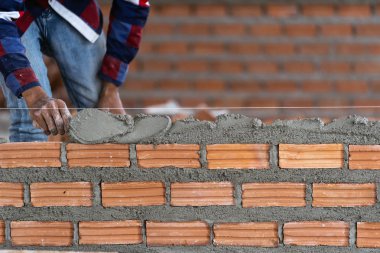 Yeni sanayi sitesi tuğla döşeme Closeup el profesyonel inşaat işçisi. Sanayi ve duvar kavramı oluşturmak