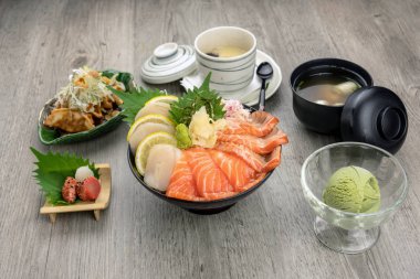 Samon don kümesiyle pirinç görünümünü top, akış, çorba ve buz çığlık ahşap masa, lüks Japon gıda kavramı üzerinde yumurta