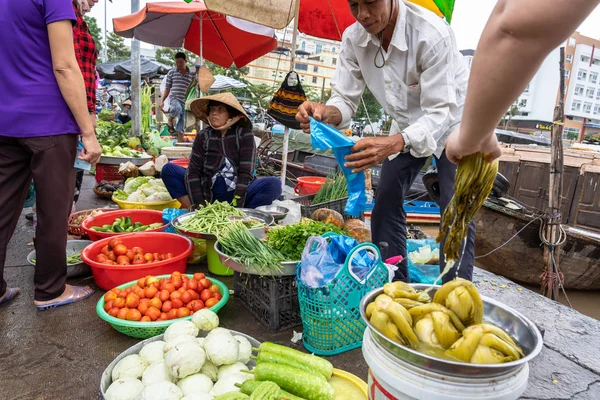 Cai Rang Vietnam Aug 2018 Odefinierad Kvinnliga Näringsidkare Sitter Till — Stockfoto