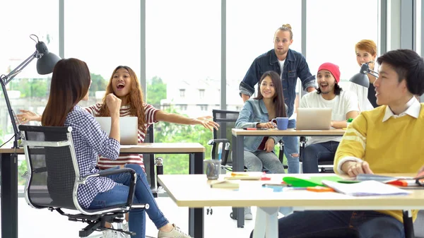 Scène Van Jonge Creatieve Vrouw Die Projectsucces Viert Met Een — Stockfoto