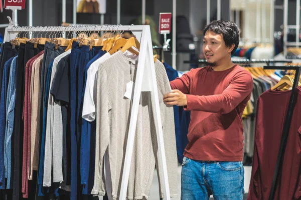 Inteligente Asiático Homem Com Barba Escolhendo Roupas Loja Roupas Shopping — Fotografia de Stock