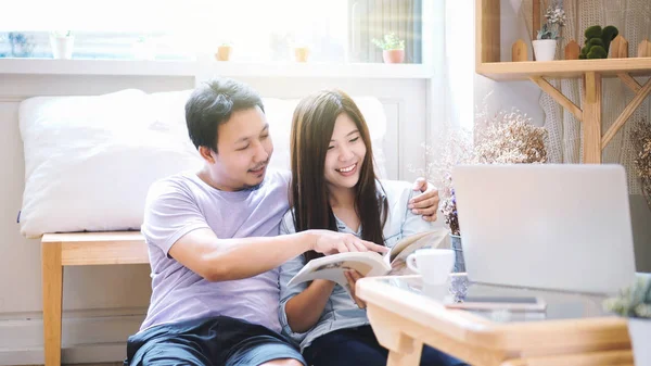 Paar Asiatischer Liebhaber Sitzen Zusammen Und Lesen Morgens Mit Warmem — Stockfoto