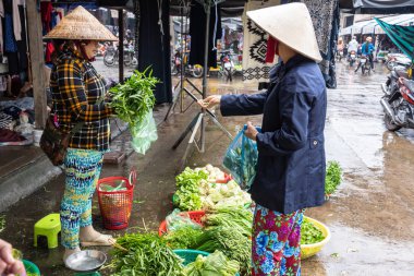 Cai Rang, Vietnam - 11 Ağustos 2018: tanımsız kadın tüccar ile geleneksel bir pazarın katta Satılık sebze Cai port 11 Ağustos 2018 üzerinde oturan Pazar çaldı, can tho il, vietnam.