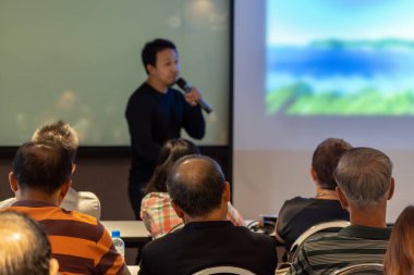 Konferans Salonu, iş ve eğitim kavramı odaya önünde sahnede rahat takım elbise ile Asya hoparlör dinleme kitlenin arka yüzü