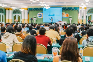 Hoparlörleri dinleme seyirci arkadan görünüş konferans salonu veya Seminer Toplantı, iş ve eğitim kavramı sahnede slaydı sunmak