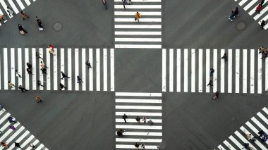 Tokyo, Japonya - Ekim 2017: Üstten görünüm tanımlanmamış Japon halkı kalabalığın yürüme haçlar için sokak 28 Ekim 2017 üzerinde Tokyo, Japonya'nın ilçesi olan Ginza Jr İstasyonu binalar arasında.