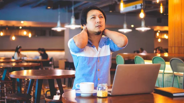 Asiatiska Affärsman Casual Kostym Arbetar Som Har Symptom Nackvärk Ryggvärk — Stockfoto