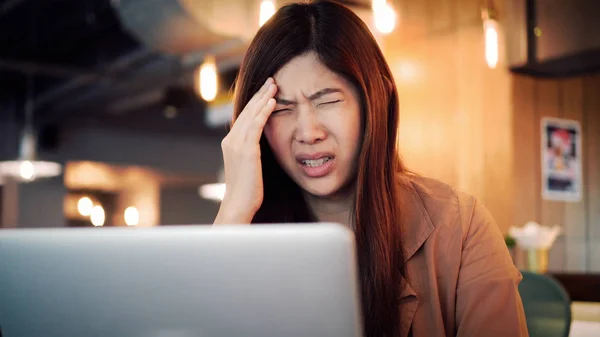 Empresária Asiática Terno Casual Trabalhando Com Computador Emoção Estresse Espaço — Fotografia de Stock