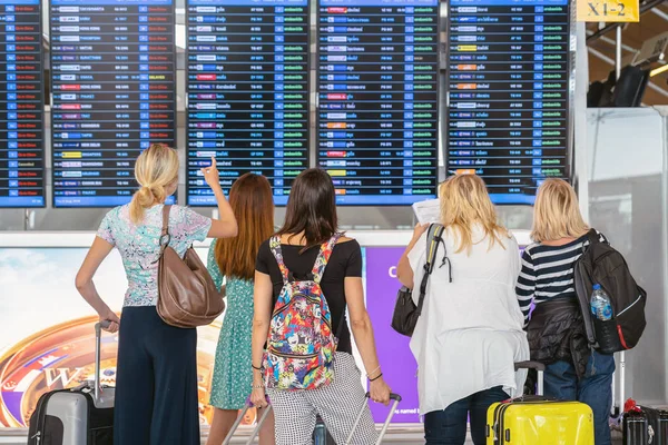 Parte Trasera Los Viajeros Con Equipaje Pie Sobre Tabla Vuelo — Foto de Stock