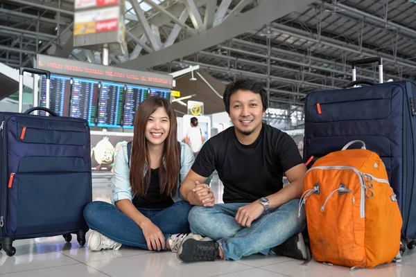 Asiatische Paarreisende Sitzen Mit Gepäck Über Dem Flugbrett Zum Check — Stockfoto