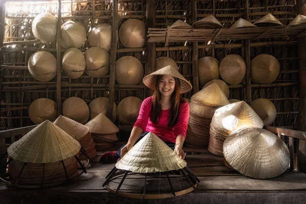 Asiatiska Resenären Kvinnlig Hantverkare Gör Den Traditionella Vietnam Hatt Den — Stockfoto