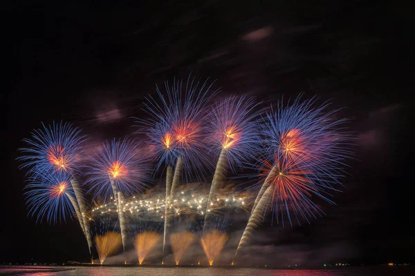 Fantástica Celebración Fuegos Artificiales Multicolor Desde Gran Barco Sobre Mar —  Fotos de Stock