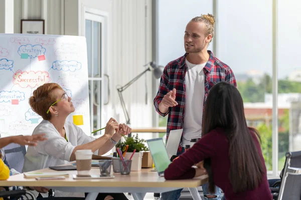 Gruppe Asiatiske Multietniske Forretningsfolk Med Afslappet Dragt Brainstorming Arbejde Med - Stock-foto