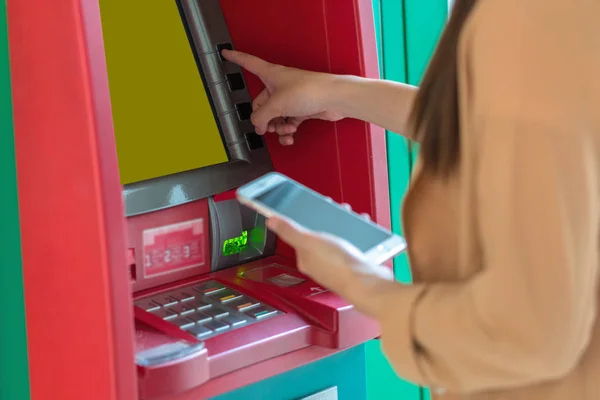 Kvinna Med Smart Mobiltelefon För Att Återkalla Framför Atm Bankomat — Stockfoto