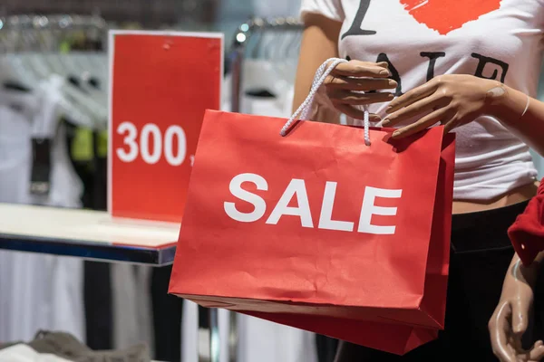 Parte Del Manichino Femminile Vestito Con Abiti Casual Che Tiene — Foto Stock