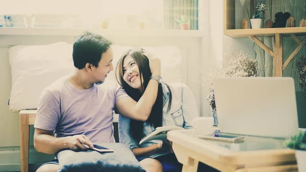 Pareja Amantes Asiáticos Sentados Juntos Leyendo Libro Por Mañana Con —  Fotos de Stock