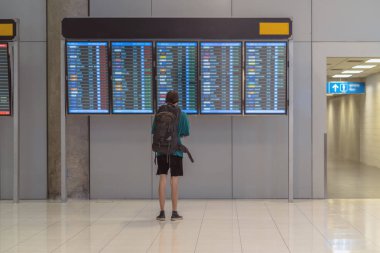 Uçuş kartı check-in sırasında modern bir Havaalanı Uçuş bilgileri ekranında, seyahat ve teknoloji kavramı ile ulaşım için Gezgin Bagaj konumu olan tarafında geri.