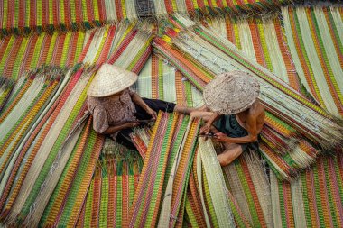 Geleneksel Vietnam hasırlarını yapan eski Vietnamlı bir zanaatçının eski geleneksel köyde Dinh yen, dong thap, Vietnam, gelenek sanatçısı konsepti
